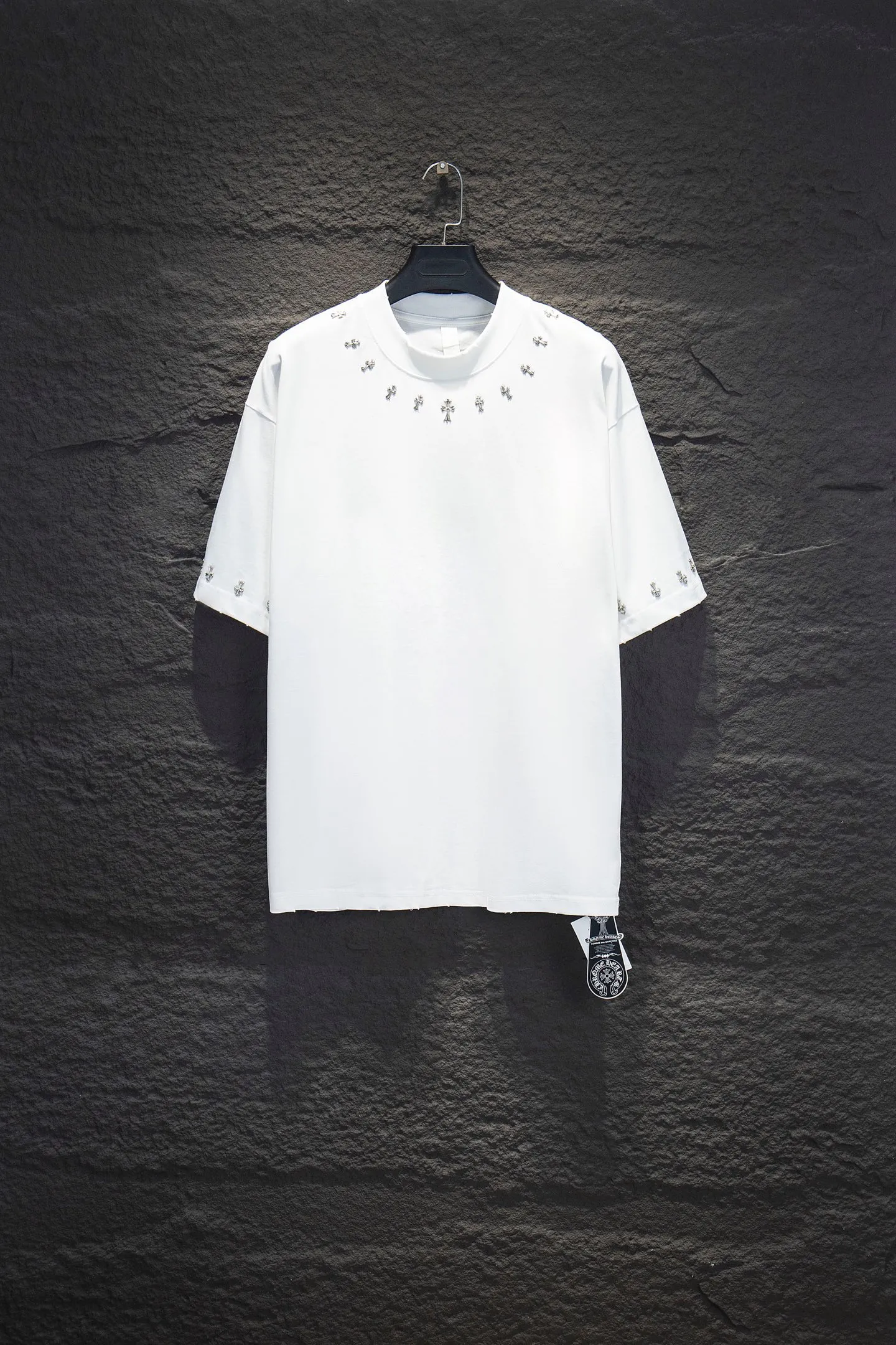 P190 🆕Chrome Hearts os version is really charming and Chrome Hearts is really a must-have. Each season's new version is made to the extreme. It is very practical and can be worn casually. Nice✔️ - ⚠️100% cotton. Made of 32-count double yarn, 260-gram weight fabric and imported knitted carded cotton. The thickness is moderate, drapey and contoured, and the upper body is comfortable! ! It is very tolerant to fat body types and can instantly lose five pounds after wearing it!  Front panel #Back panel Neckline Bronzing elements# Imported hardware heavy craftsmanship and imported accessories. The body is washed, fried, frayed and added with handmade elements, which greatly increases the interest of the clothing; unique visual effects. The special fraying effect creates a unique distressed effect. The addition of handmade elements to the body greatly increases the interest of the clothing; it has a unique visual effect. After special fraying effect treatment, a unique distressed effect is formed. An irregular hem is added to the version. This year, Crow Heart is focusing on the version. In the past two years, the oversize version has become the focus of the trend. It has also been a popular staple in the past two years. The change of designers has made this brand an instant hit. The progressive fashion of the times also needs the blood impact of fresh elements and trendy designs in order to continue its glory! It’s stylish both inside and outside, a must-have for high street travel! An absolute "eye-catching style" that can match couples 💏 Color: washed black and white Size: S M L XL